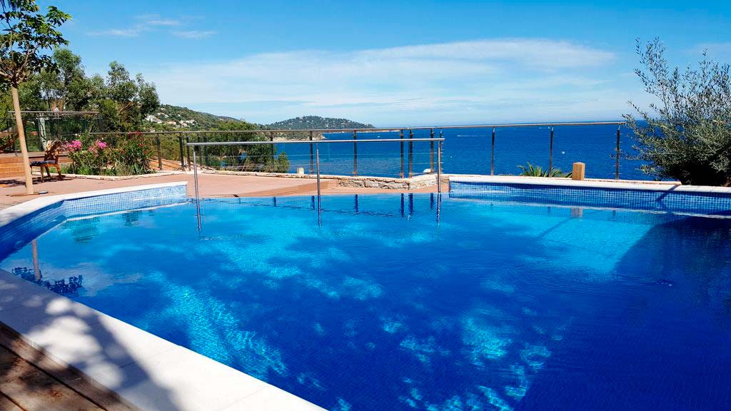 rent a luxury villa on the French Riviera